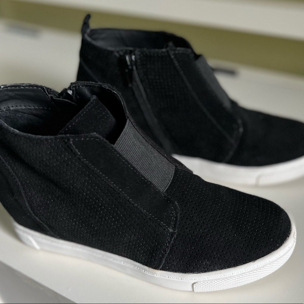 STEVE MADDEN WOMANS BLACK SUED WAVERY